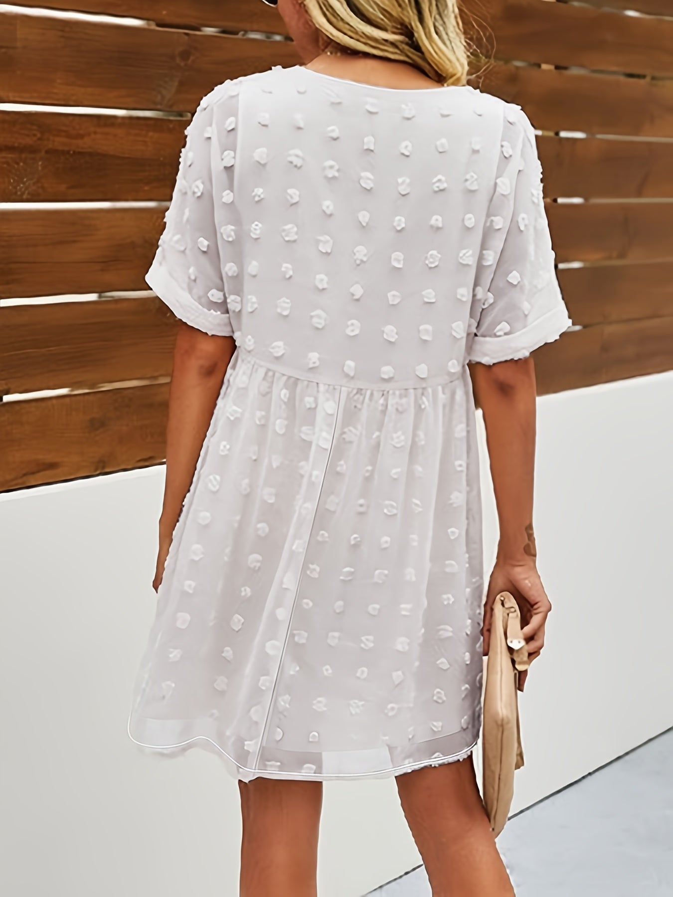 Damen-Sommerkleid aus weißem Erbsentüll mit leichtem V-Ausschnitt