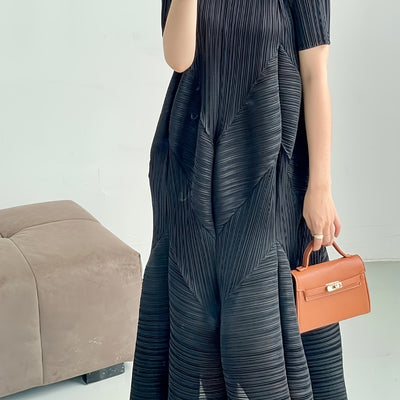 Elegantes Miyake-Kleid mit quadratischem Ausschnitt - Plisseerock im Pod-Stil
