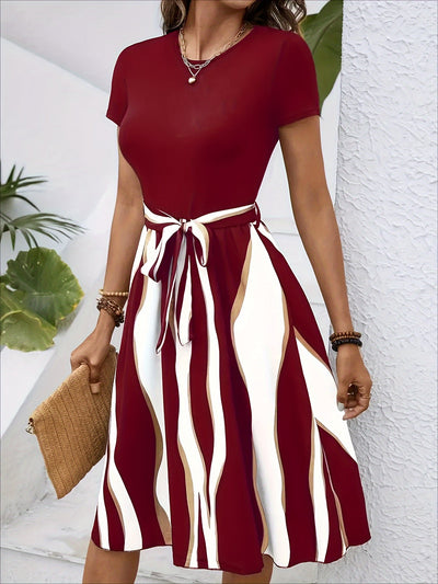 Sommerkleid mit Streifen, Gürtel, kurzen Ärmeln – Einfach