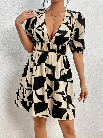 Beiges Sommerkleid mit geometrischem Muster und Rüschen