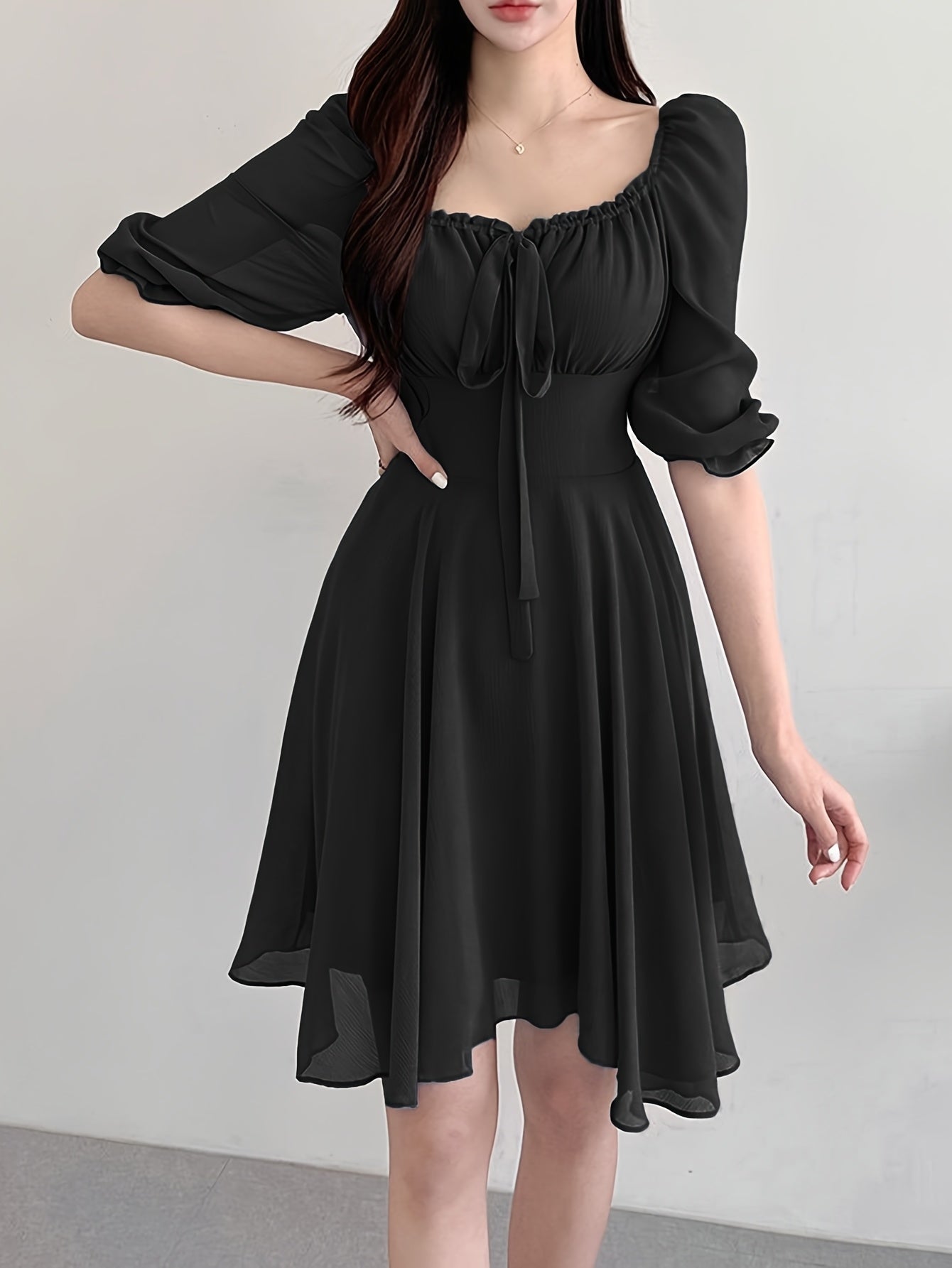 Damen Sommerkleid mit quadratischem Ausschnitt und Krawatte vorne