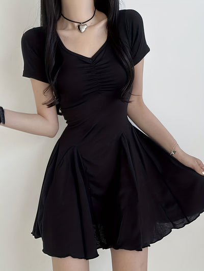 Schwarzes Sommerkleid mit Ausschnitt und plissiertem Rock