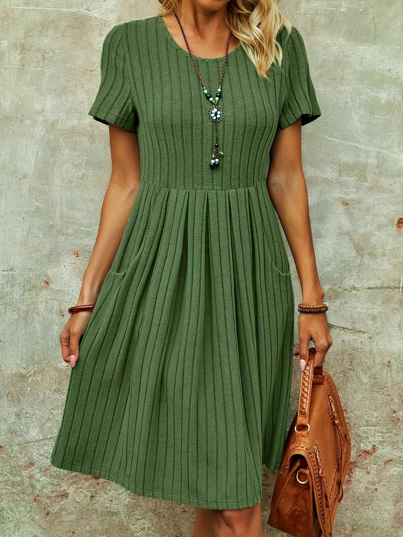 Elegantes Grünes Midikleid mit Taschen – Kurze Ärmel und Rundhalsausschnitt