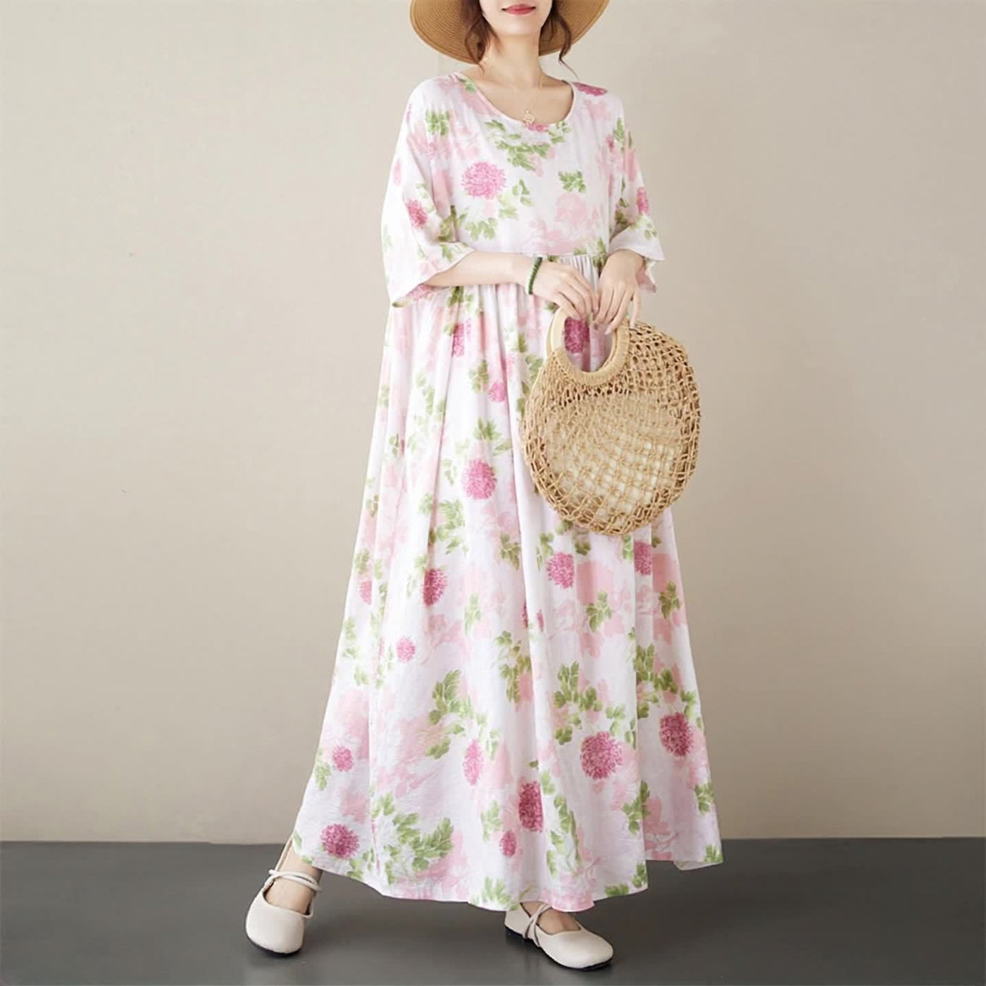 Langes Damenkleid im Lady-Stil für den Strand – sommerliche Blumeneleganz