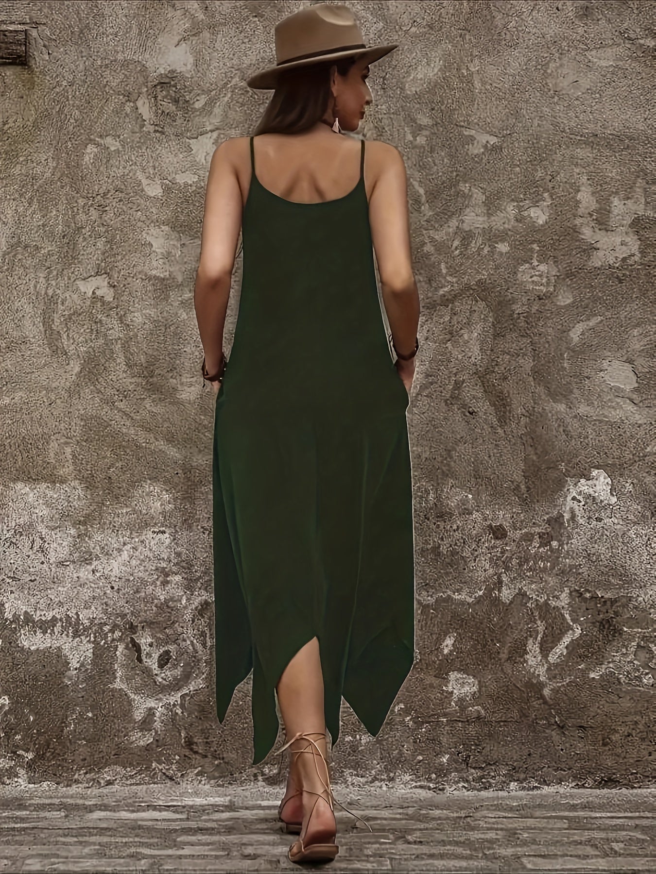 Trägerkleid mit asymmetrischem Saum – Sommerliche Leichtigkeit und Stil