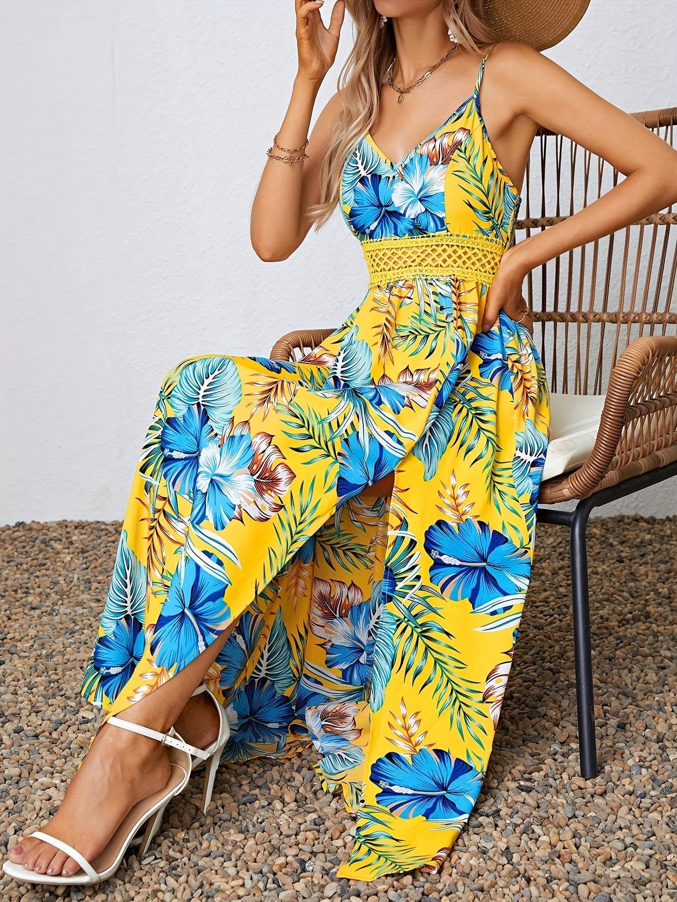 Sommerkleid mit Trägern, Blumenmuster und Schlitz