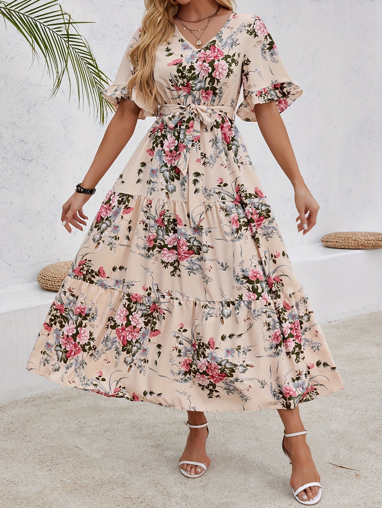 Elegantes Kleid mit und Taillenbindung
