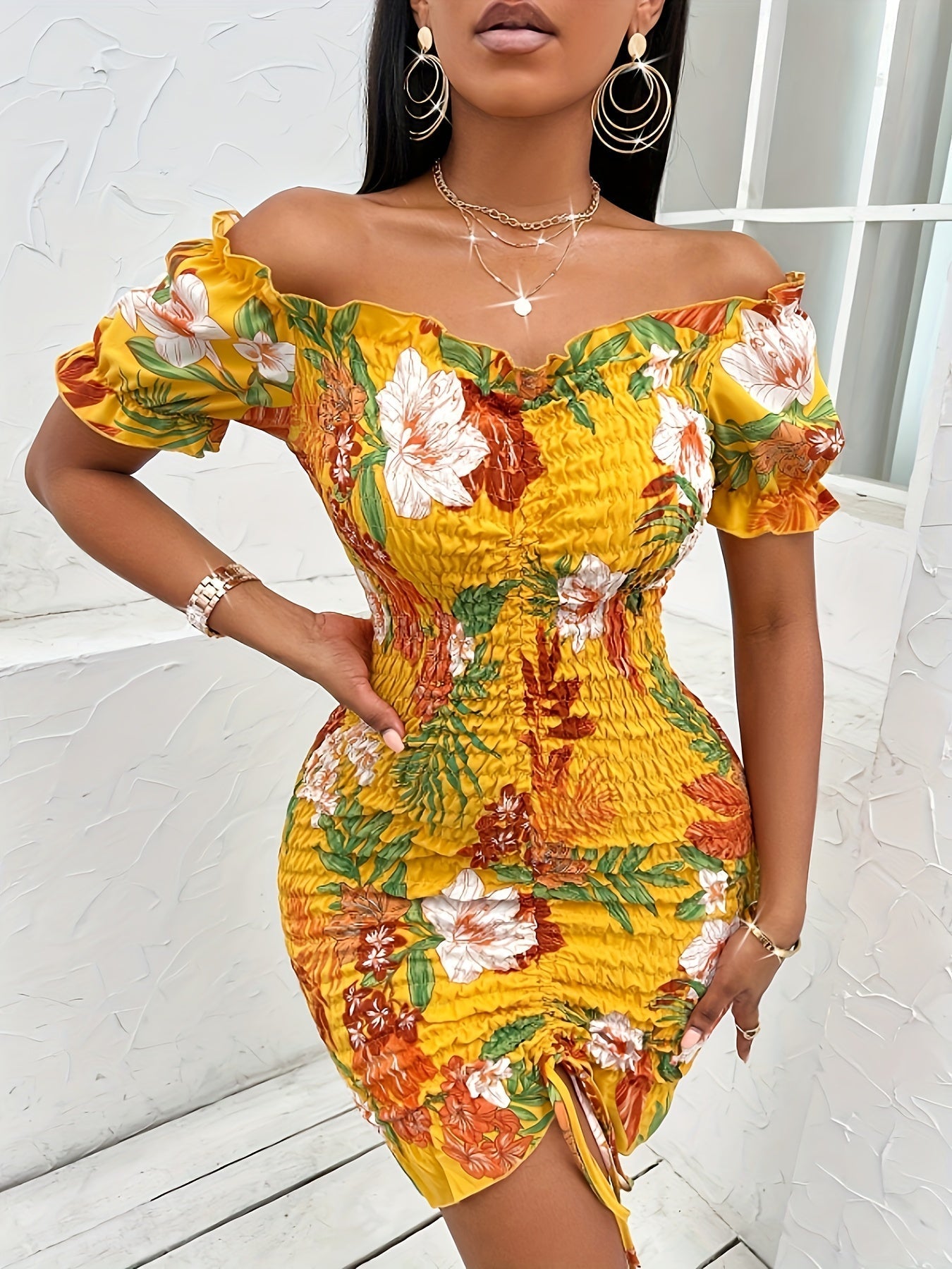 Gelbes, schulterfreies Bodycon-Sommerkleid mit Blumenmuster
