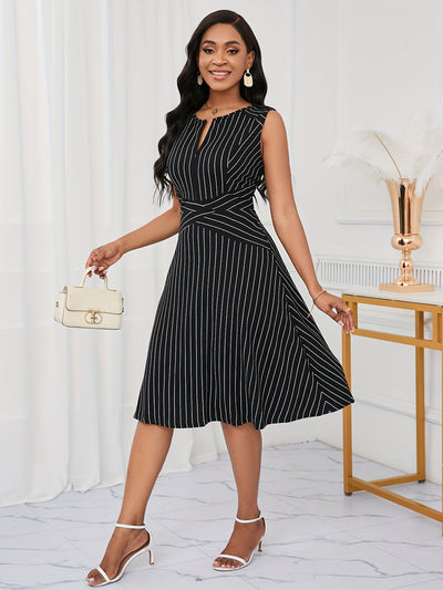 Schwarzes ärmelloses gestreiftes Kleid elegant für den Sommer