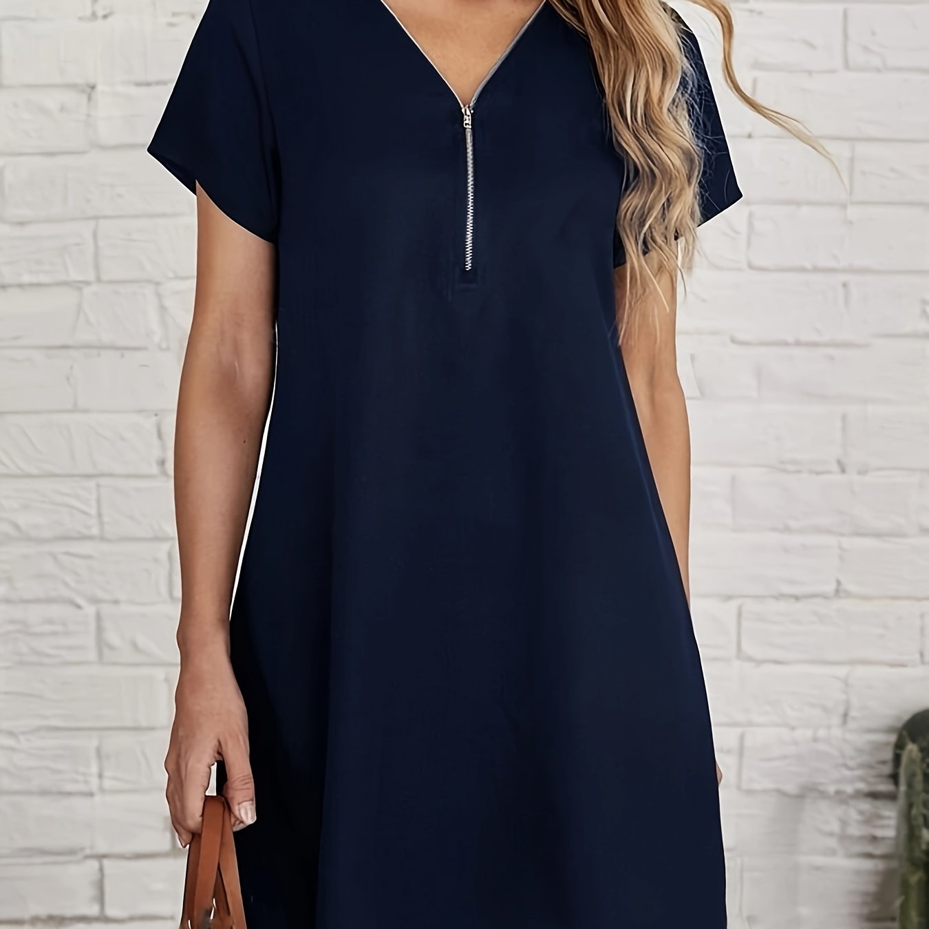 Mini-Kleid mit halbem Reißverschluss und V-Ausschnitt – Lässig für Frühling und Sommer