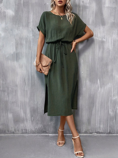 Elegantes Kleid mit kurzen Ärmeln, Taillenbindung und Schlitz – A-Linien-Schnitt