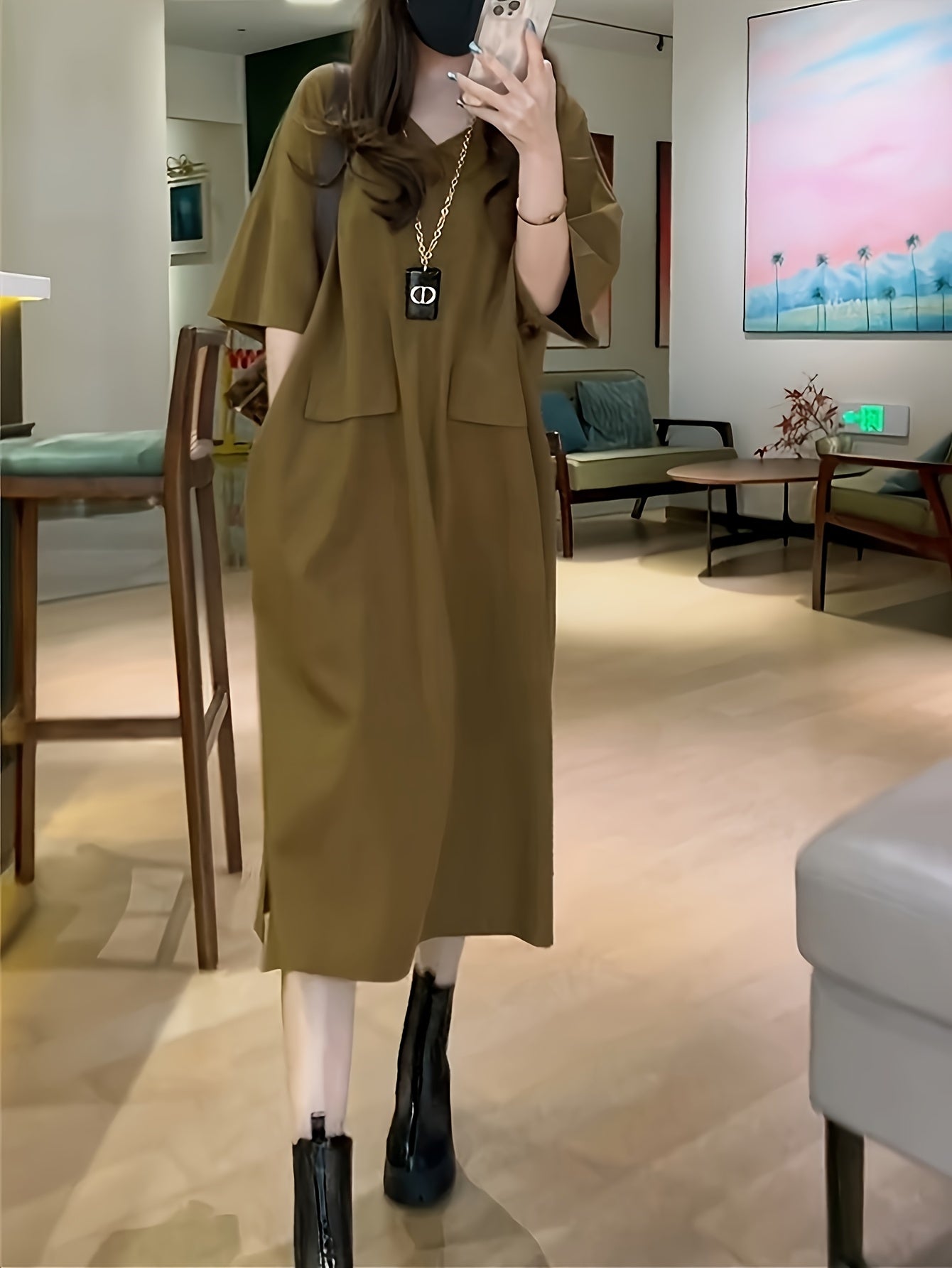 Elegantes ärmelloses Kleid mit frechem Ausschnitt und Taschen - Midi-Länge