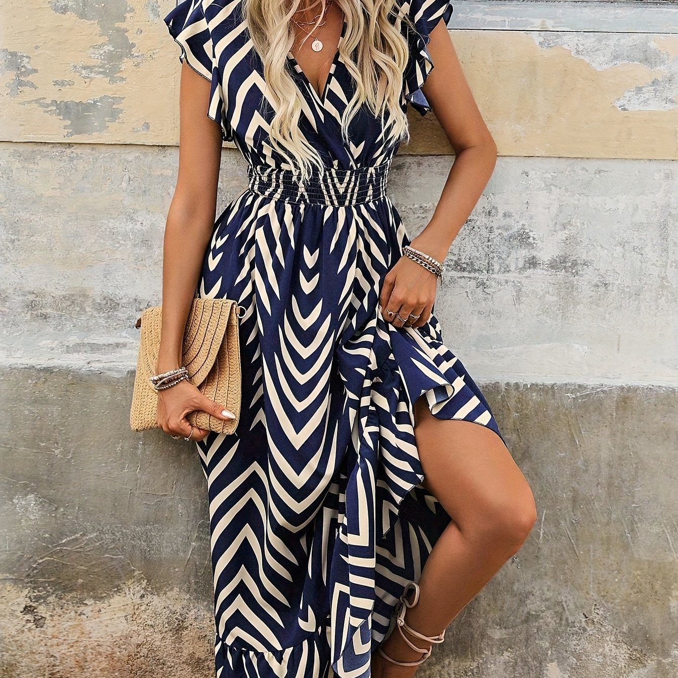 Kleid mit Bouffant-Ärmeln und Rüsche - Geometrischer Chic