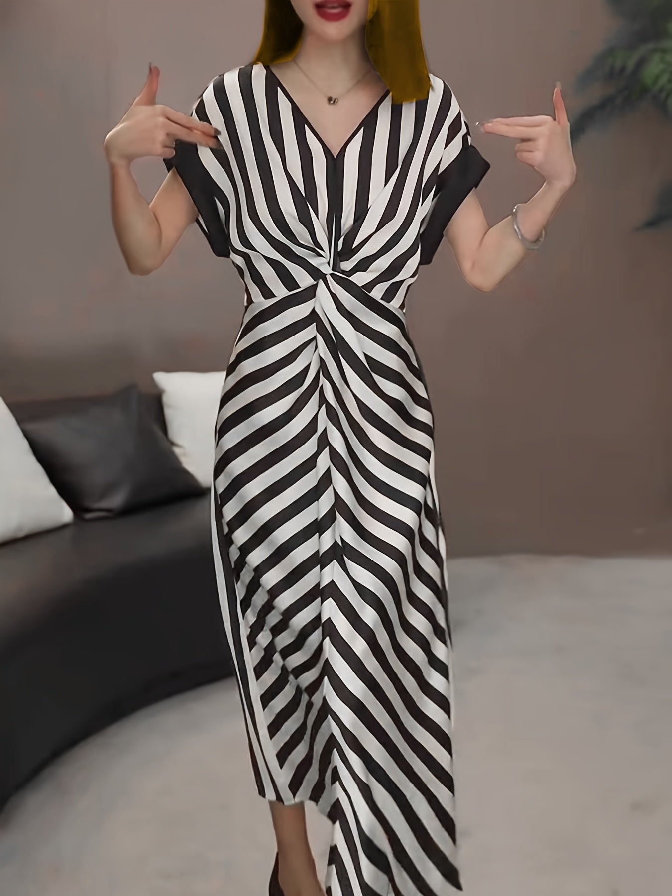 Elegantes gestreiftes Maxikleid - Frecher Ausschnitt, Krawatte und A-Linien-Schnitt
