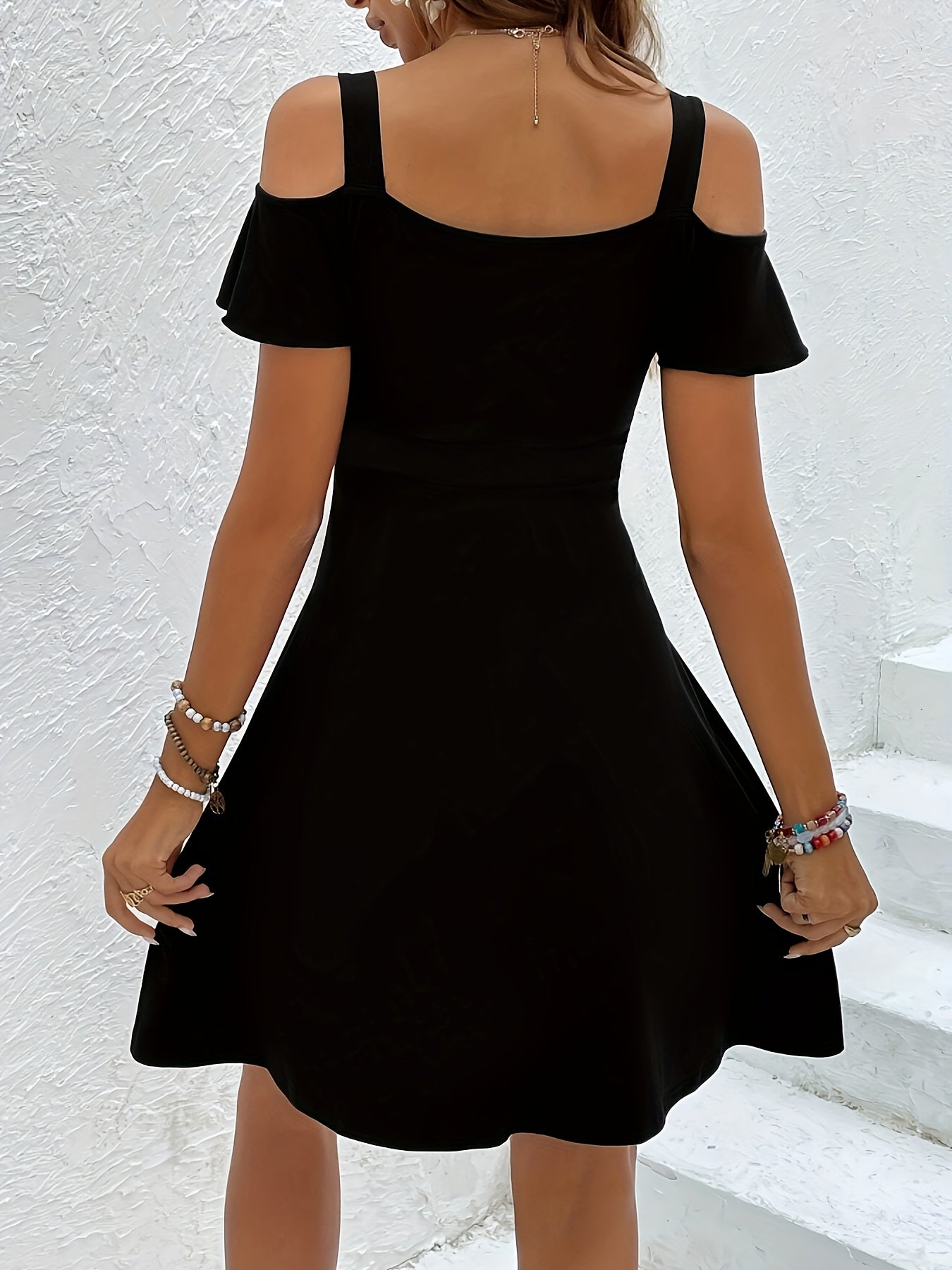 Hoch tailliertes Kleid mit V-Ausschnitt, schwarz, tailliert und elegant für den Sommer