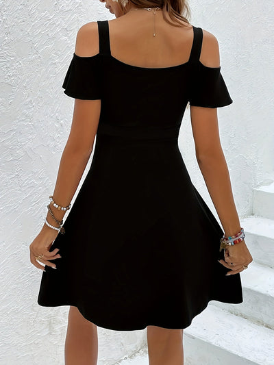 Hoch tailliertes Kleid mit V-Ausschnitt, schwarz, tailliert und elegant für den Sommer
