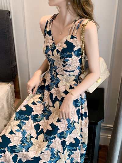 Sommerliches Strandkleid aus Blumen mit Trägern - Sonnenschutz