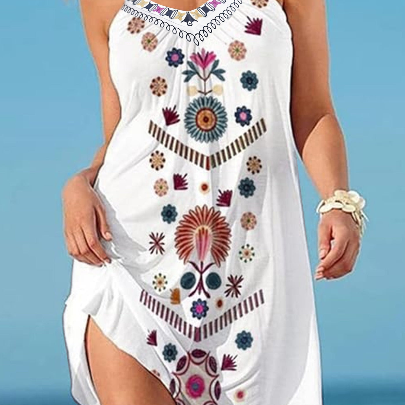 Luftiges weißes geblümtes Sommerstrandkleid mit verstellbaren Trägern