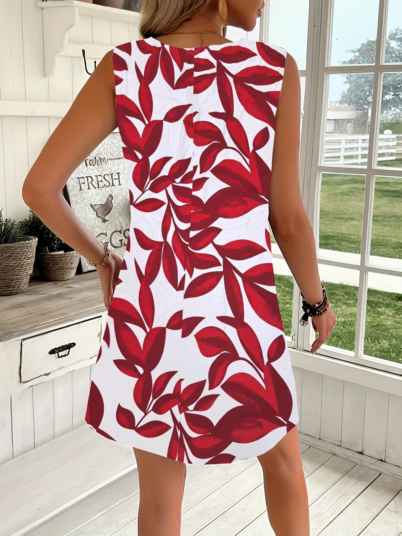 Elegantes rotes ärmelloses Sommerkleid mit Blumenmuster