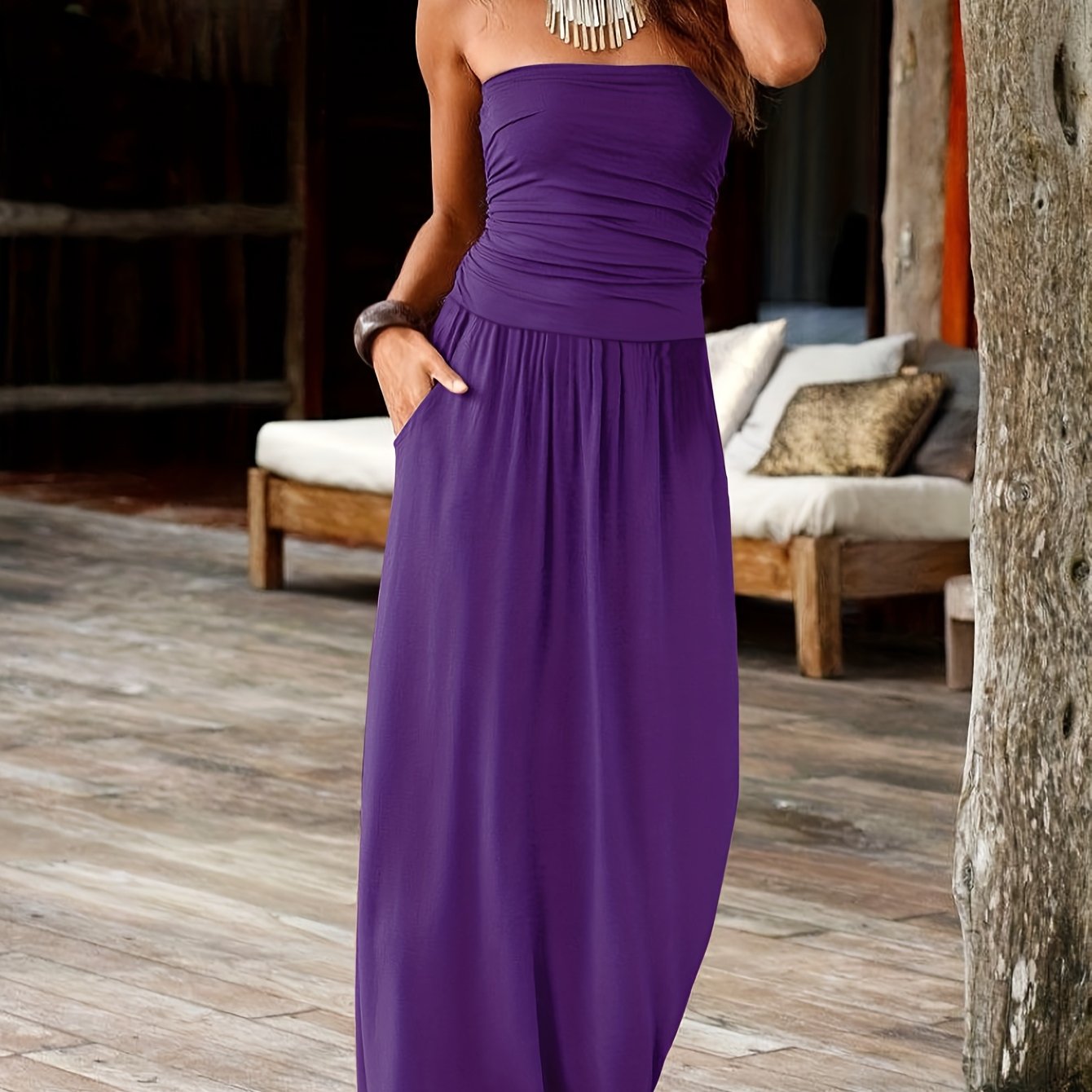 Feminin geschnittenes Bandeau-Kleid mit Blumenmuster und Taschen
