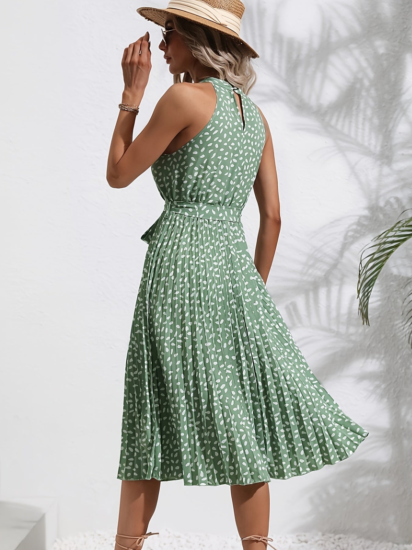 Halterkleid mit grünen Punkten, Rüschen und Taillenbindung – Perfekt für Frühling und Sommer