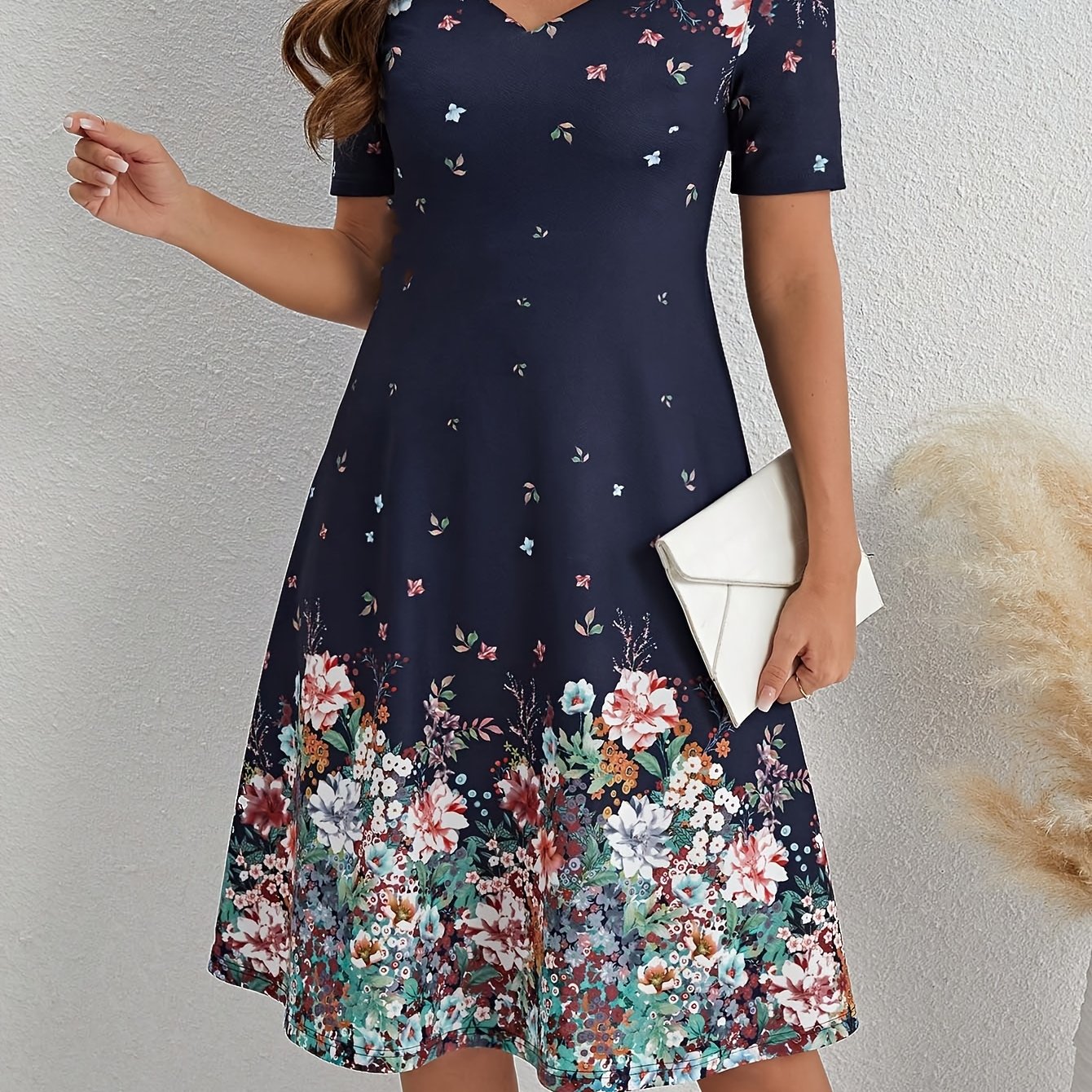 Marineblaues geblümtes Kleid mit S-Ausschnitt und Rüschensaum - Leichtes Midikleid