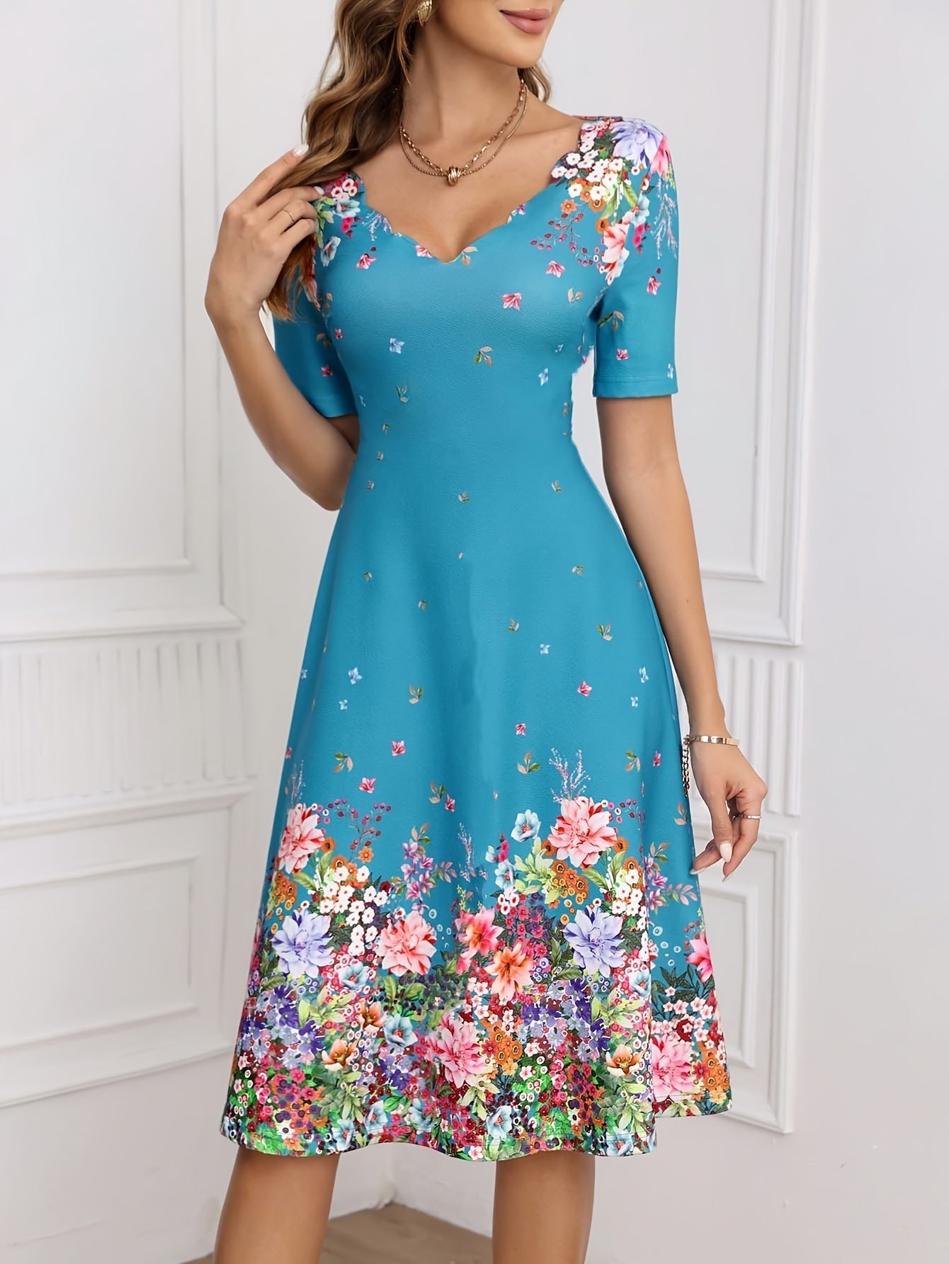 Marineblaues geblümtes Kleid mit S-Ausschnitt und Rüschensaum - Leichtes Midikleid
