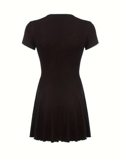 Schwarzes Sommerkleid mit Ausschnitt und plissiertem Rock