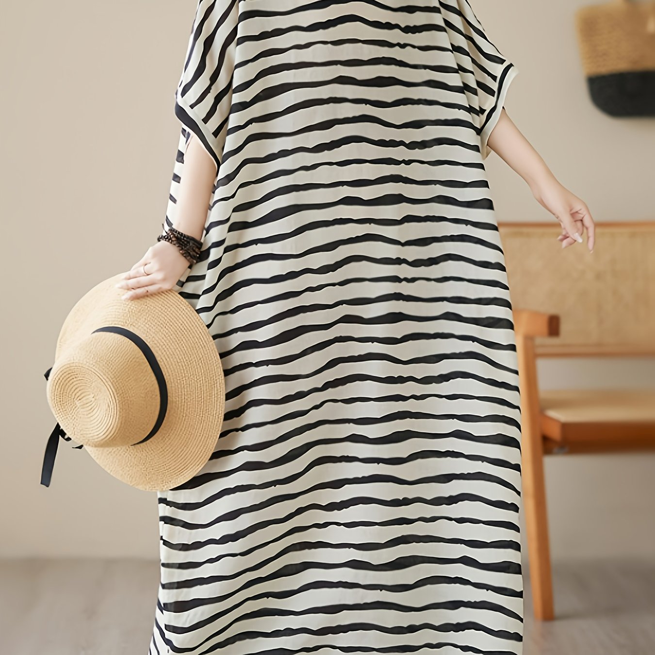 Gestreiftes Kleid in Übergröße mit V-Ausschnitt - Holiday Style