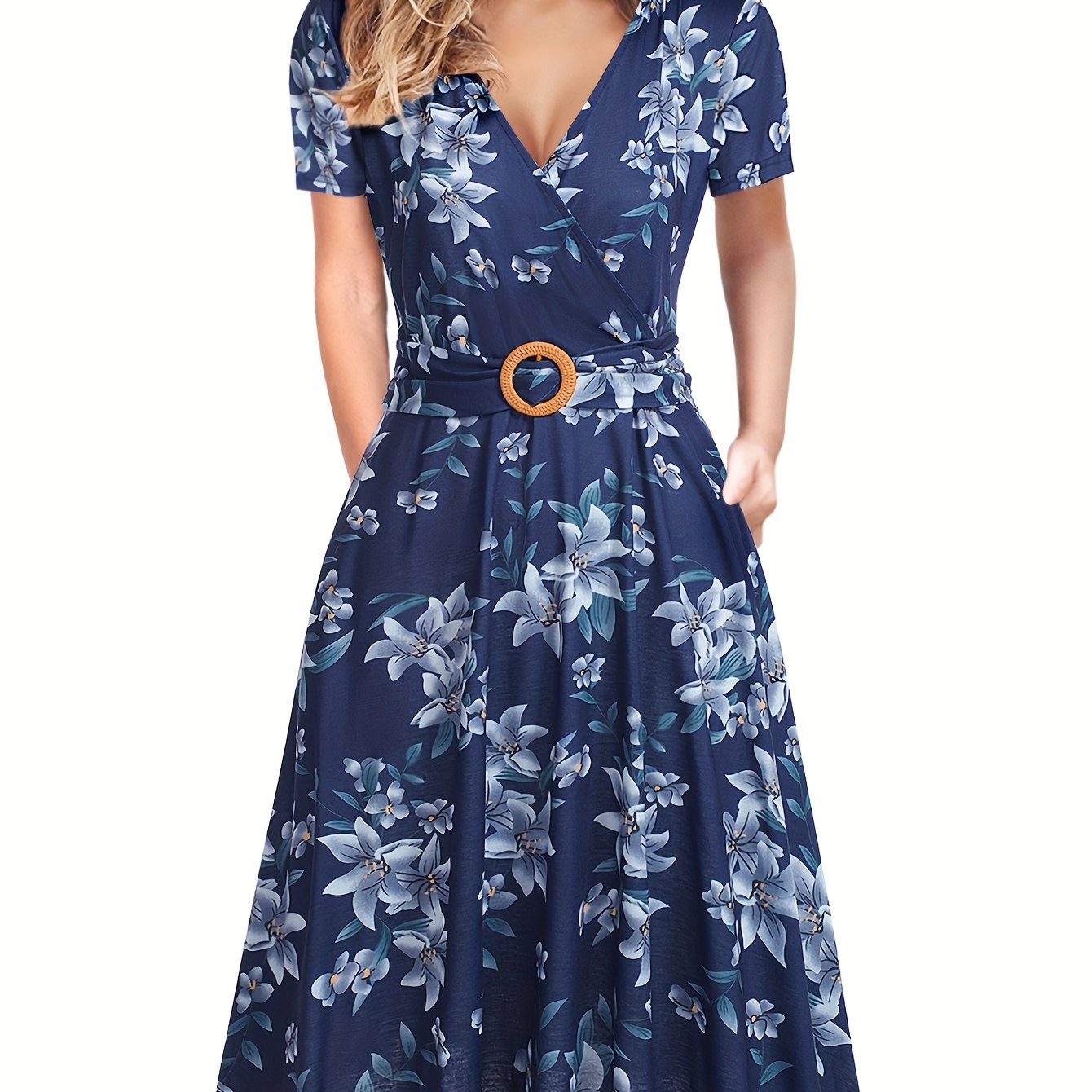 Elegantes Midikleid mit tropischem Blättermuster – V-Ausschnitt, kurze Ärmel.