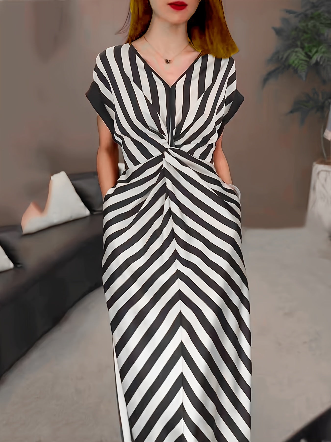Elegantes gestreiftes Maxikleid - Frecher Ausschnitt, Krawatte und A-Linien-Schnitt