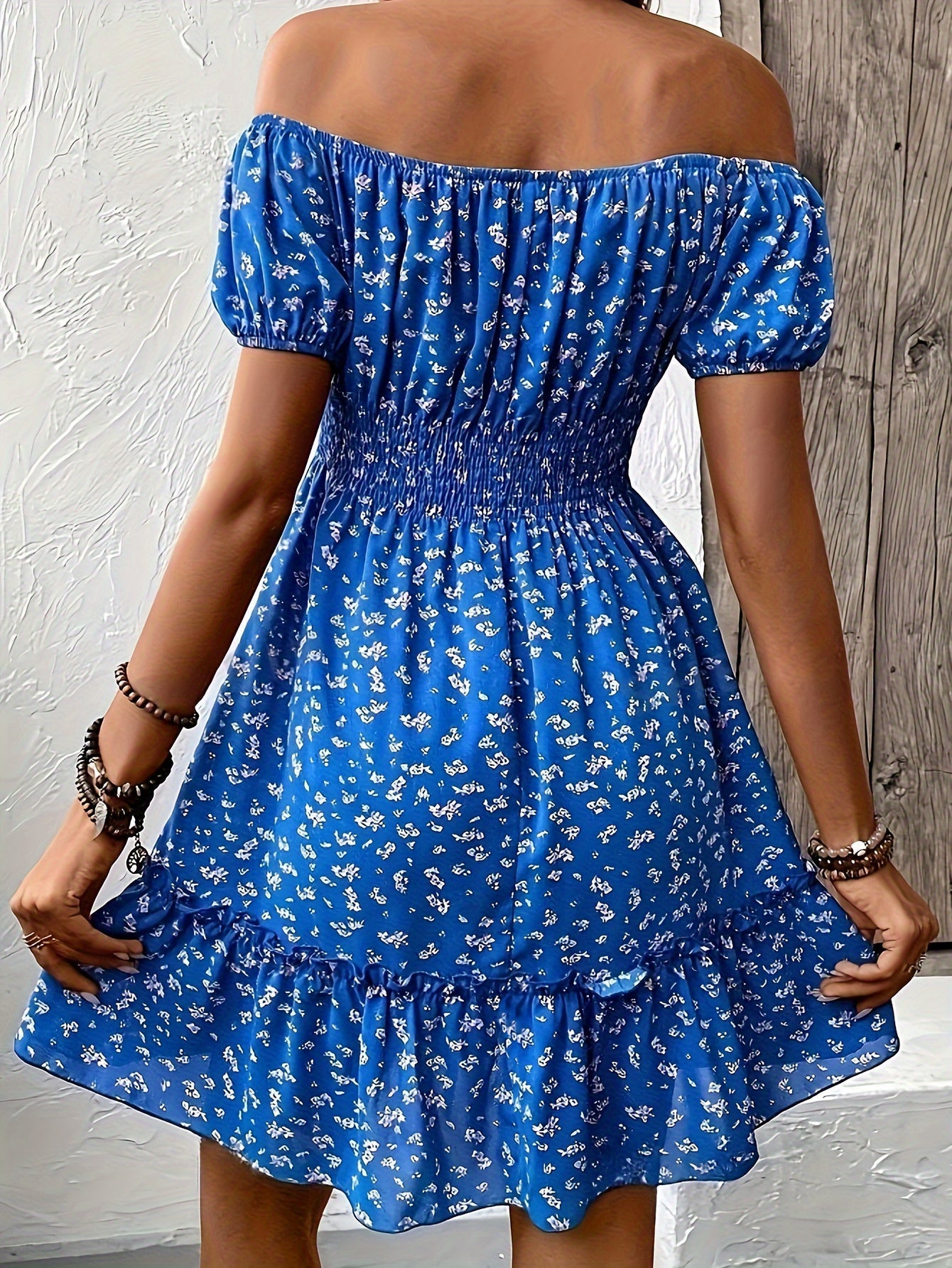 Schulterfreies Blumenkleid – Elegant mit geraffter Taille & Puffärmeln