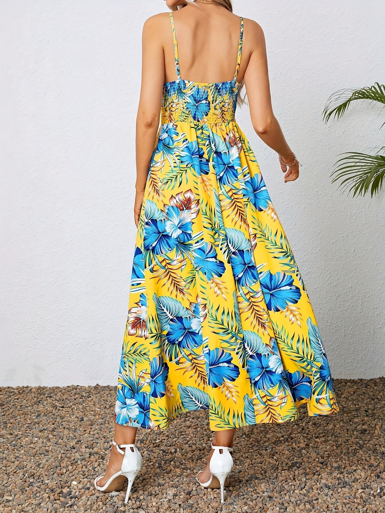 Sommerkleid mit Trägern, Blumenmuster und Schlitz