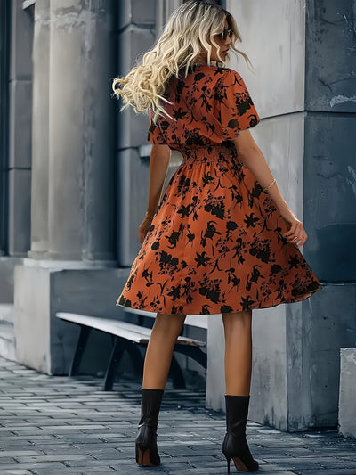 Schickes Midikleid mit Blumenmuster, Volants und Wickelausschnitt