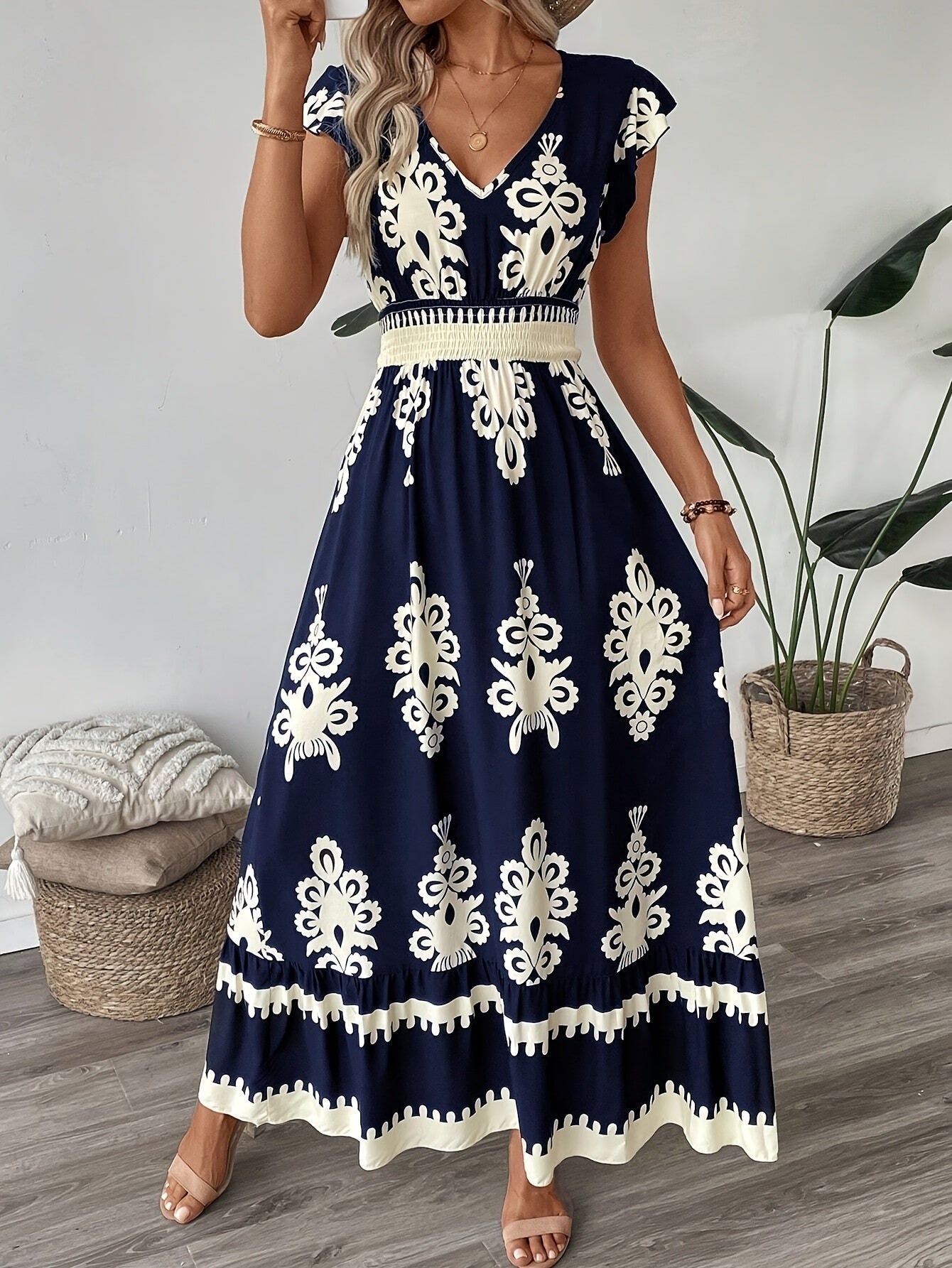 Dunkelblaues Blumenkleid mit V-Ausschnitt und Rüschen