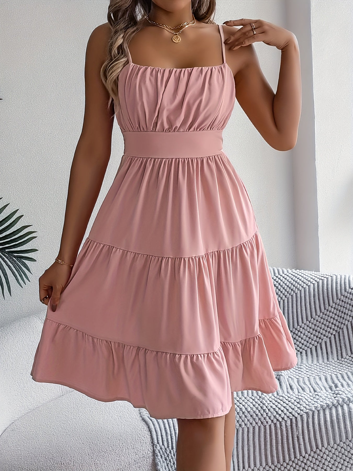 Lässiges, elegantes Trägerkleid mit Spitzenbesatz