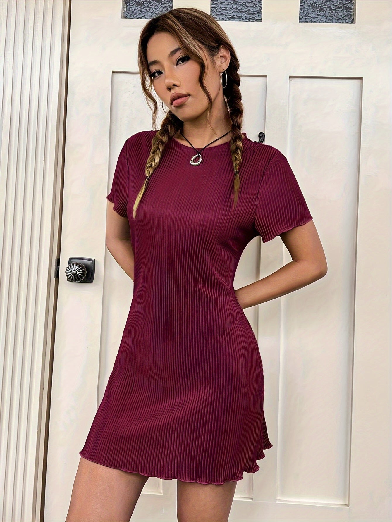 Elegantes tailliertes Kleid aus geripptem Stoff mit kurzen Ärmeln