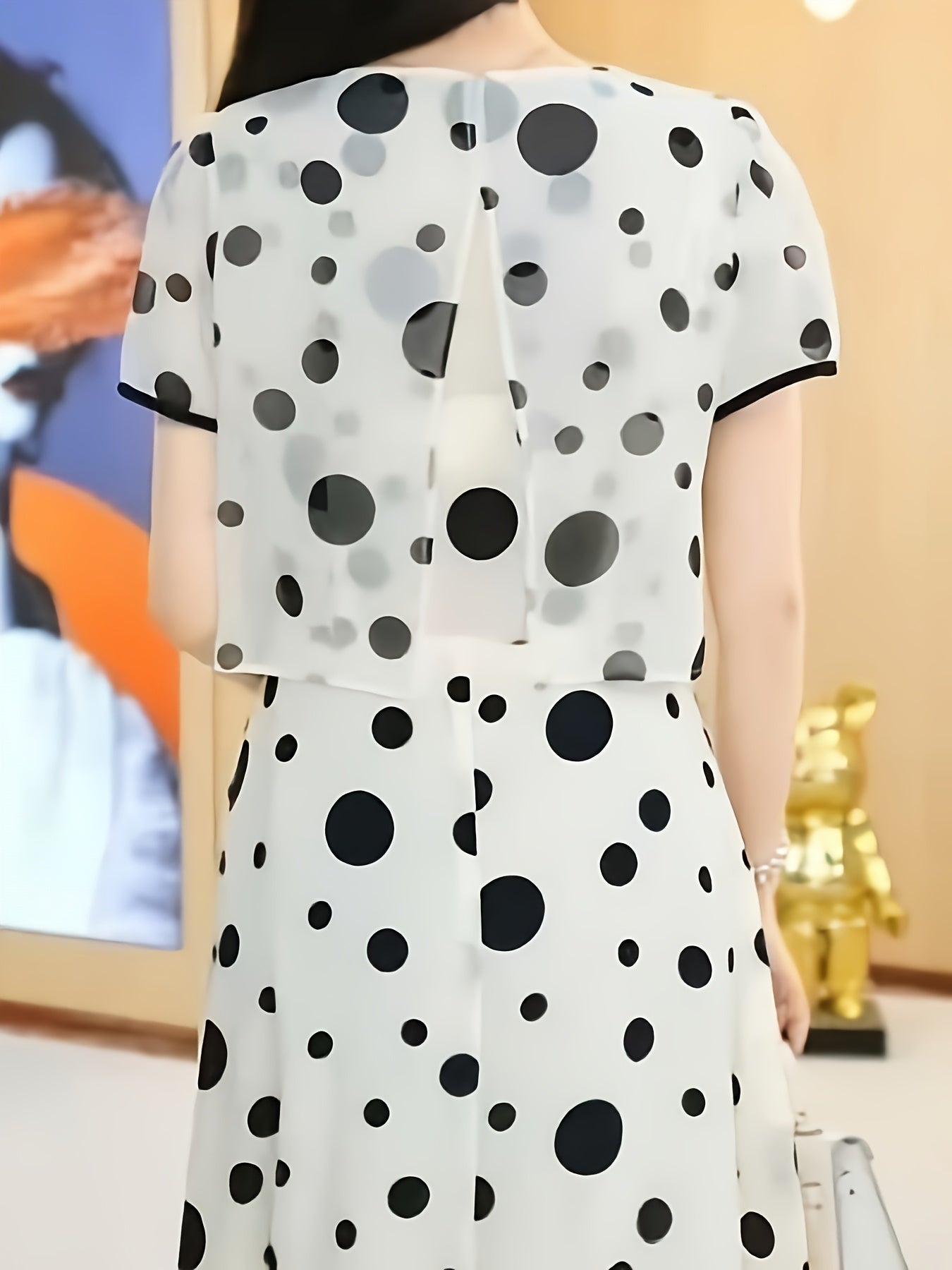 Stylisches Schwarz-Weißes Erbsenkleid - A-Linien-Schnitt, V-Ausschnitt, kurze Ärmel