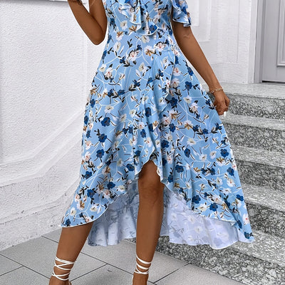 Luftiges und modisches Sommerkleid mit Blumenmuster und asymmetrischem Schnitt