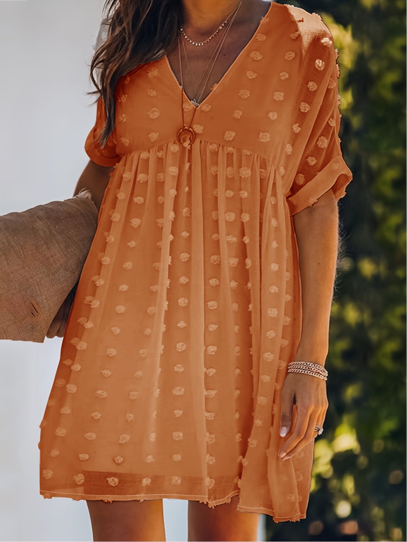 Damen-Sommerkleid aus weißem Erbsentüll mit leichtem V-Ausschnitt