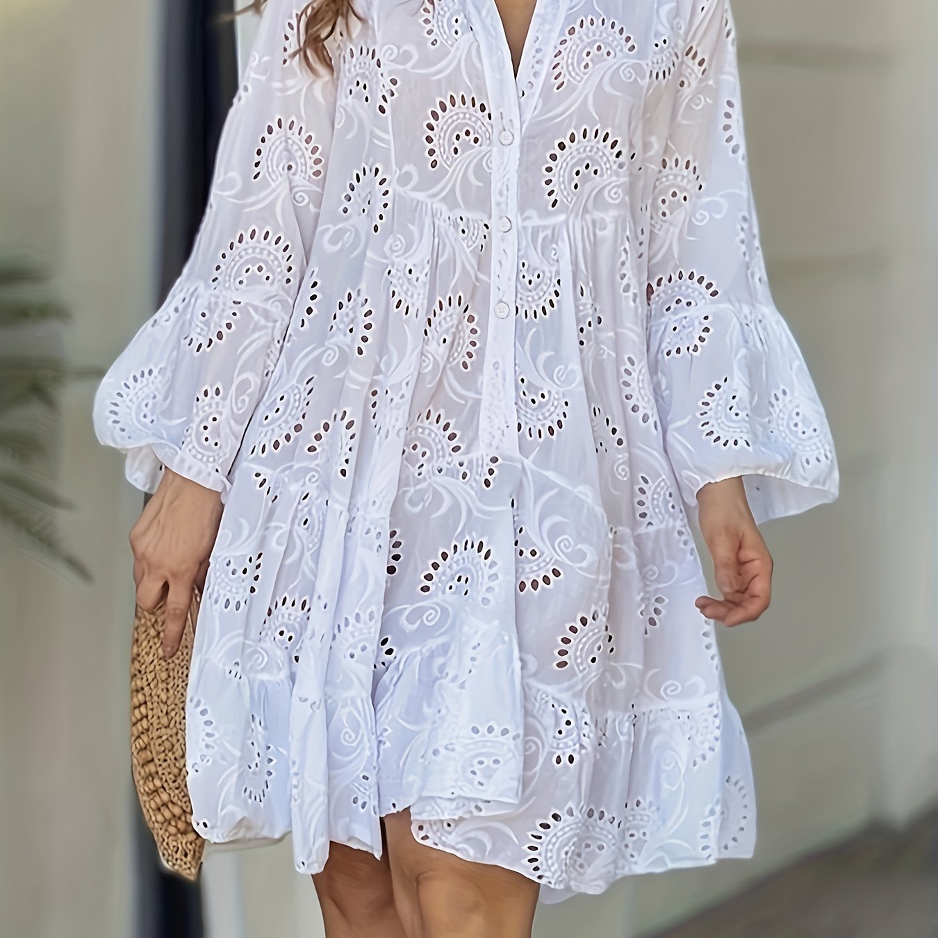 Elegantes Grünes Kleid mit V-Ausschnitt und Bestickten Glockenärmeln