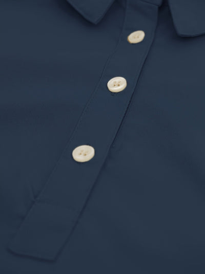 Dunkelblaues Hemdkleid mit kurzen Ärmeln