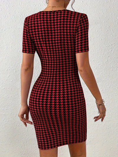 Elegantes Hahnentritt-Kleid – figurbetont, herzförmiger Ausschnitt, kurzarm, stilvoll