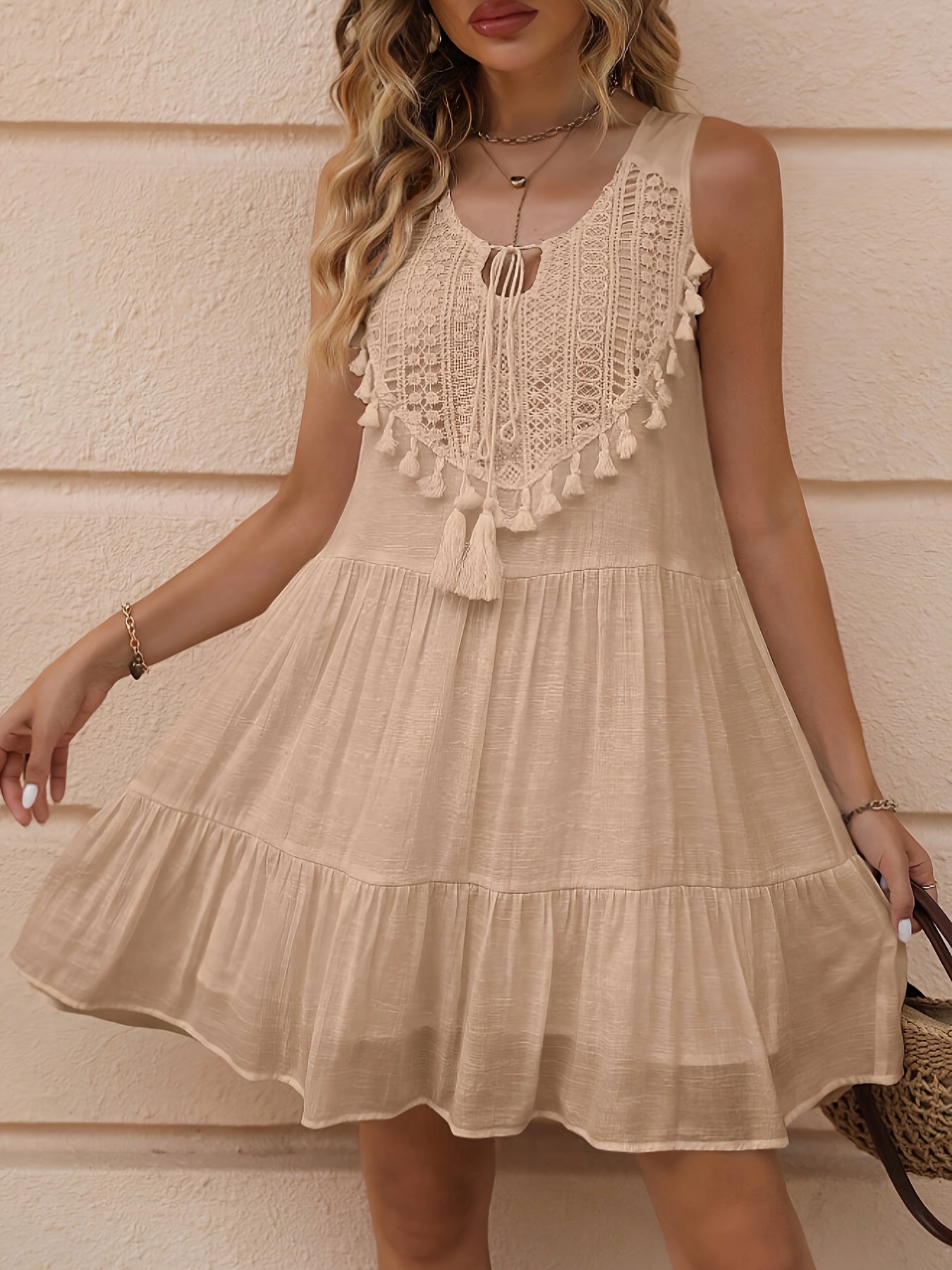 Sommerkleid mit Spitze und Fransen - Weiß, ärmelloser V-Ausschnitt