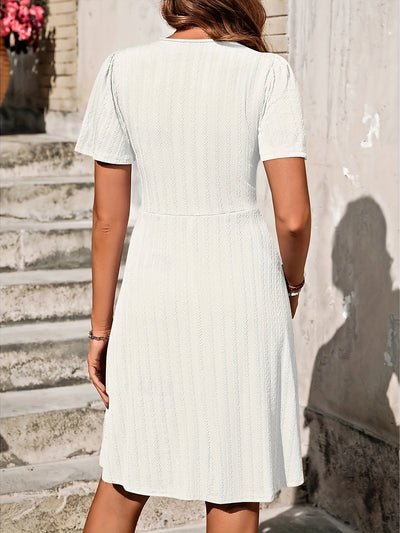 Elegantes lavendelfarbenes Midikleid in A-Linie mit Knopfleiste für den Sommer
