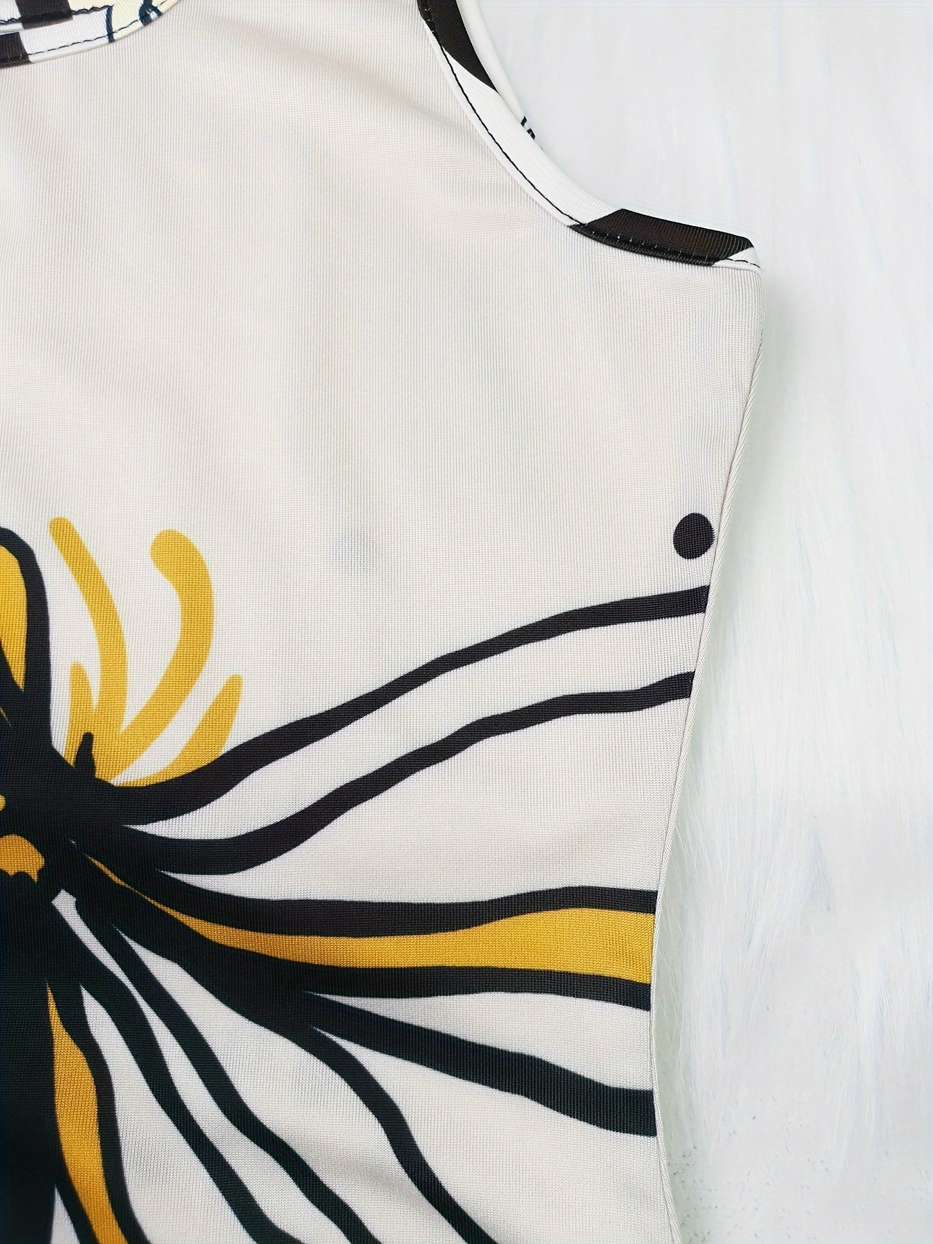 Enges Kleid mit farbigem Marmormuster