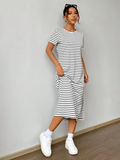 Schwarz-weiß gestreiftes lässiges kurzärmeliges Sommerkleid