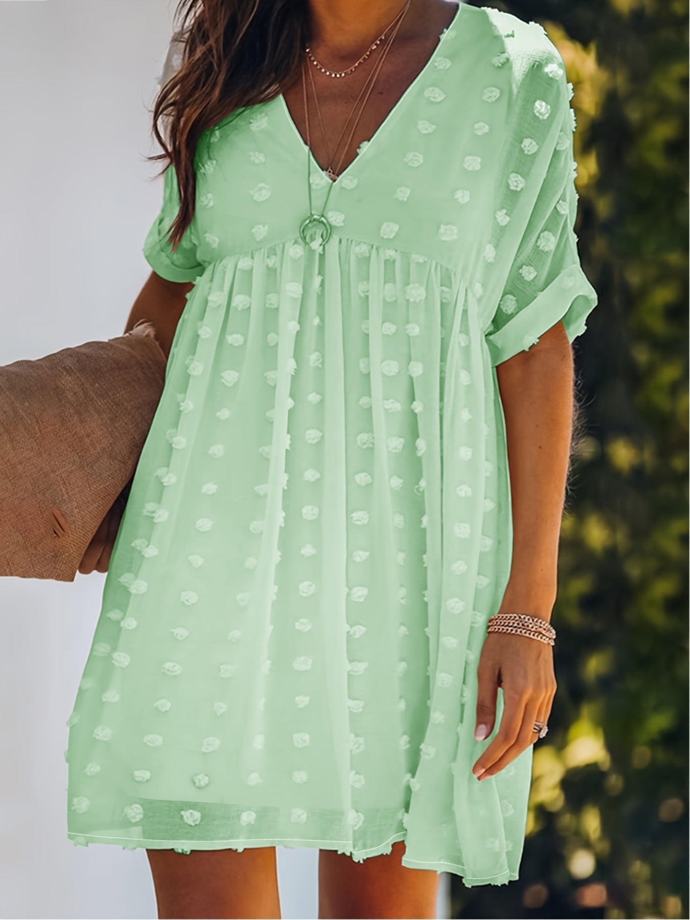 Damen-Sommerkleid aus weißem Erbsentüll mit leichtem V-Ausschnitt