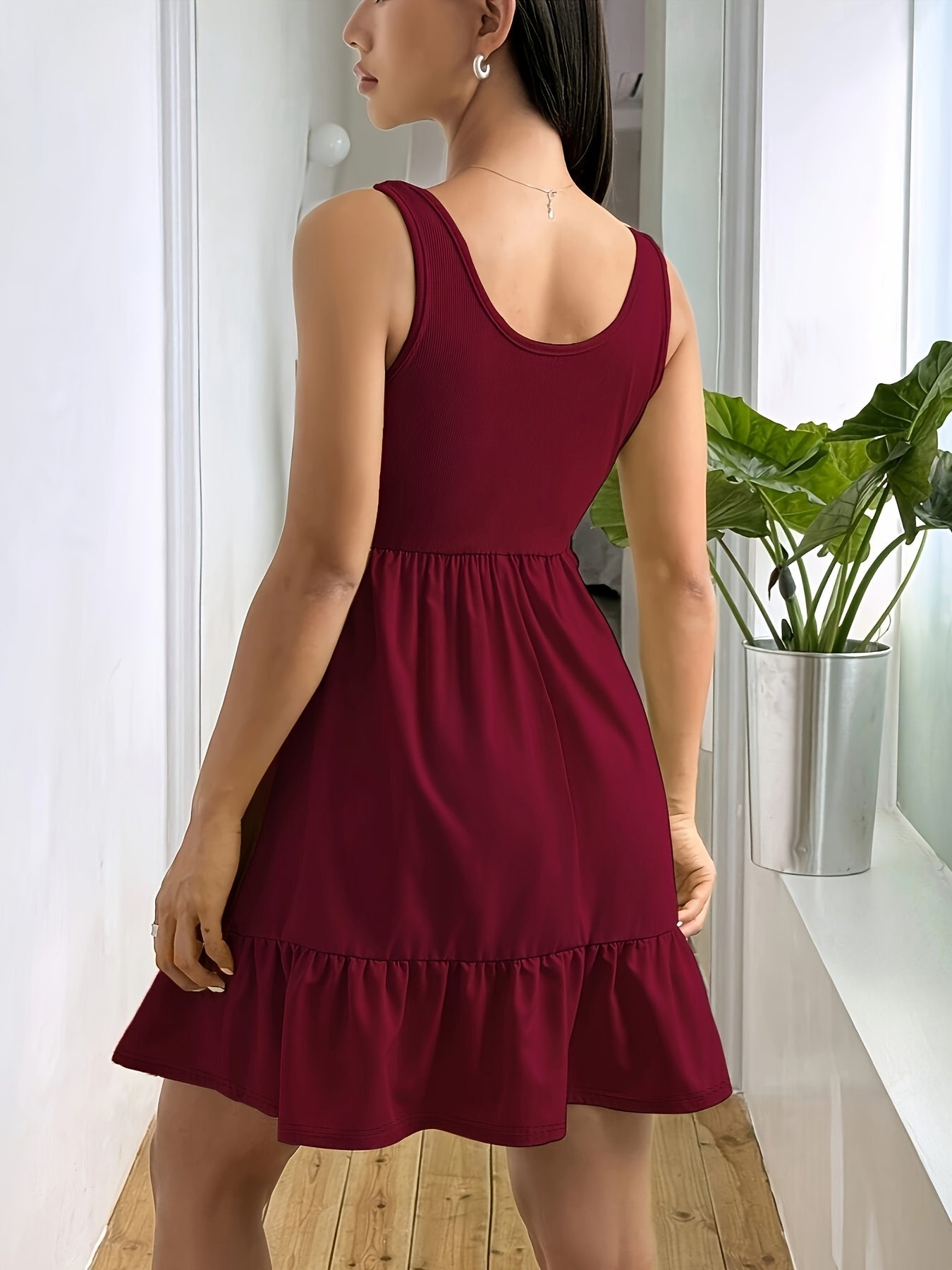 Stilvolles ärmelloses Kleid mit Rüschen für Damen