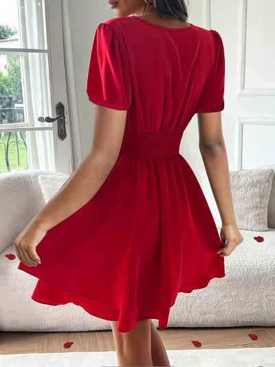 Rotes Kleid mit Rüschen und V-Ausschnitt, elegant für jeden Tag